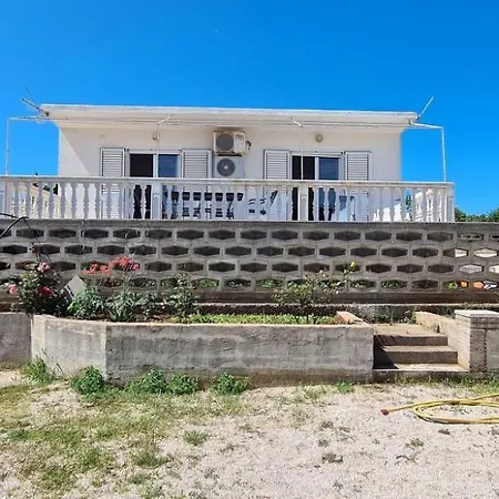 House Karmela Sucuraj