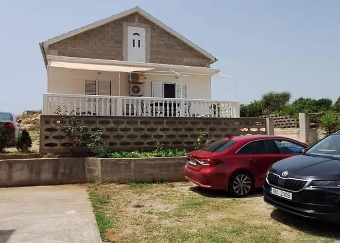 House Karmela * Sućuraj